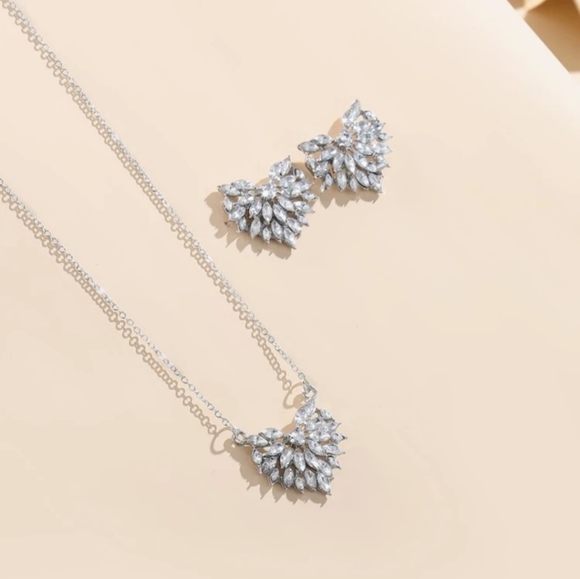 Bundle Deal ✨️✨️ ! 3pcs Rhinestone Decor Jewelry Set BRAND NEW ✨️ 😍 - Picture 3 of 4